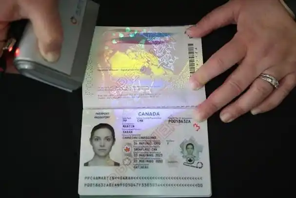 加拿大新版护照设计揭幕,具备最先进安全功能_中国大陆_新闻_华人头条