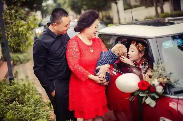 婚礼上新郎新娘的妈妈怎么穿最得体大方?