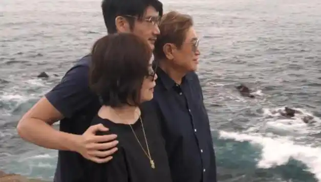 高以翔母亲罕见露面面容苍老状态不佳先后丧子丧夫打击太大