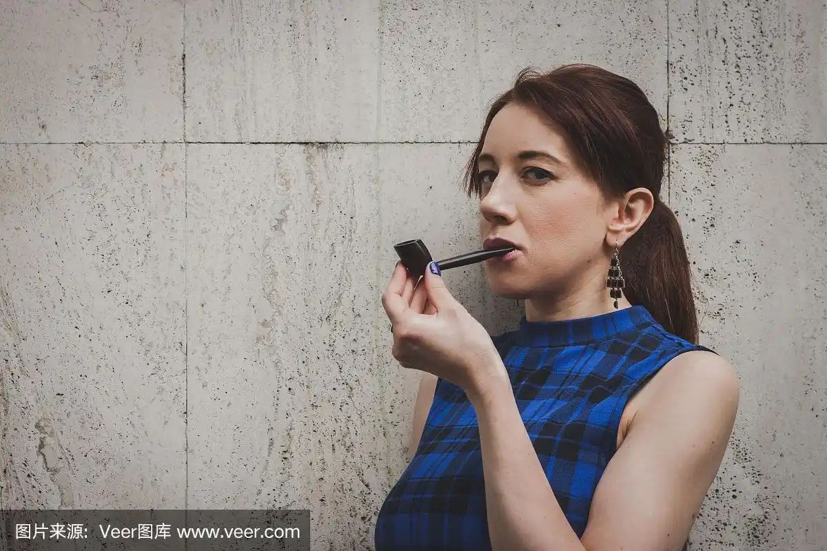 抽着老式烟斗的漂亮女孩