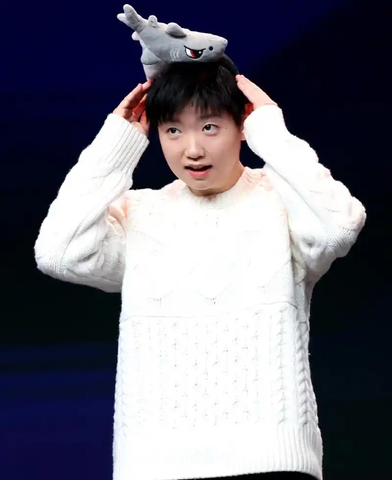 咱就是说,孙颖莎确实可爱,不参加比赛,只是领奖,一身轻松更可爱,莎宝