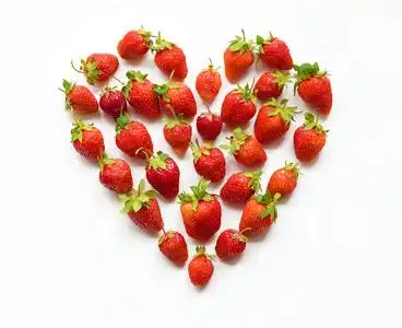 红色心形草莓 (心愿卡,情人节,2 月 14 日照片