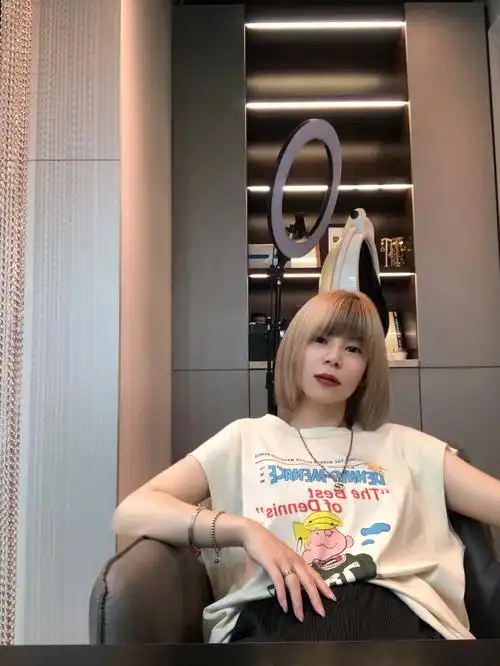 继沉浸式打理发型后的臭美照片