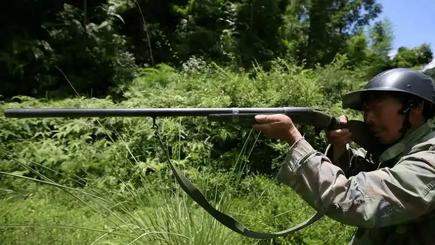 只见两个人,其中一人的手上拿着猎枪,而另一个人手上正拖着几只已经