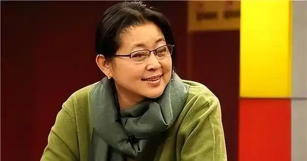 还背负了巨额债务,那段时间倪萍只能用抽烟来排解心中的苦闷