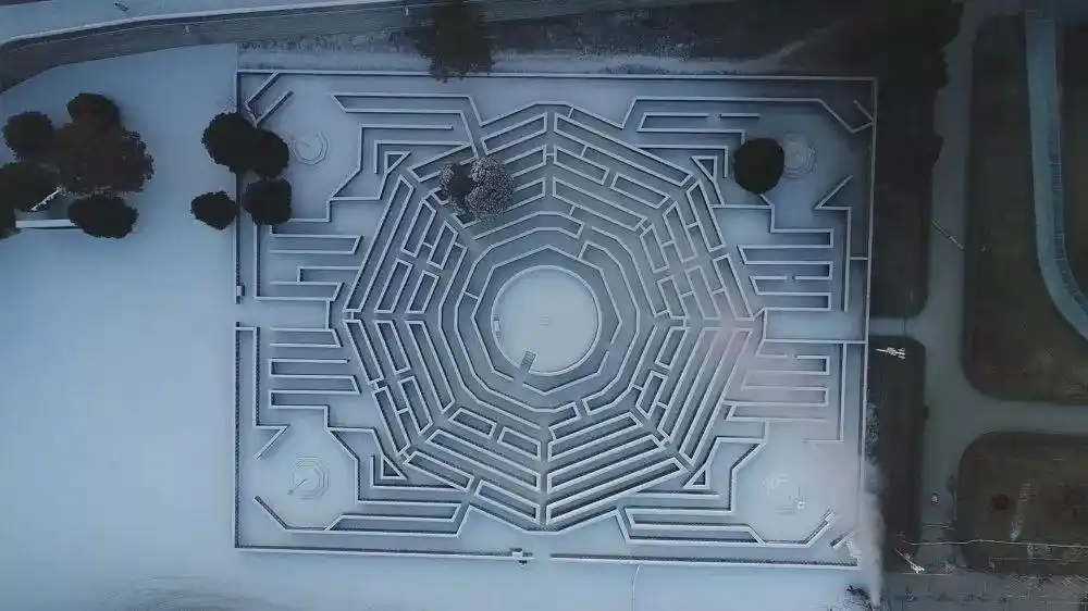 内容:中央巨型雪人的八卦阵迷宫地点:八卦阵冰雪迷宫洁白的雪道,从上