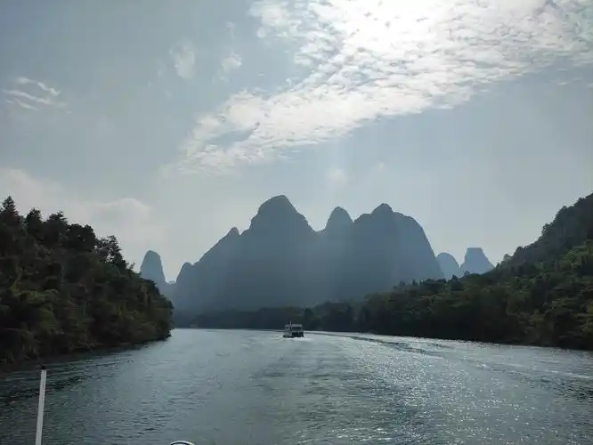 船行漓江游百里画廊