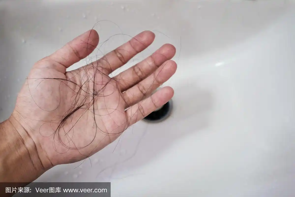 近距离拍摄一个男人在洗澡后掉头发的手