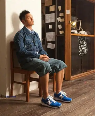 余文乐所扮演的"志明"穿着牛仔衣服和牛仔短裤,再搭上新百伦蓝色运动