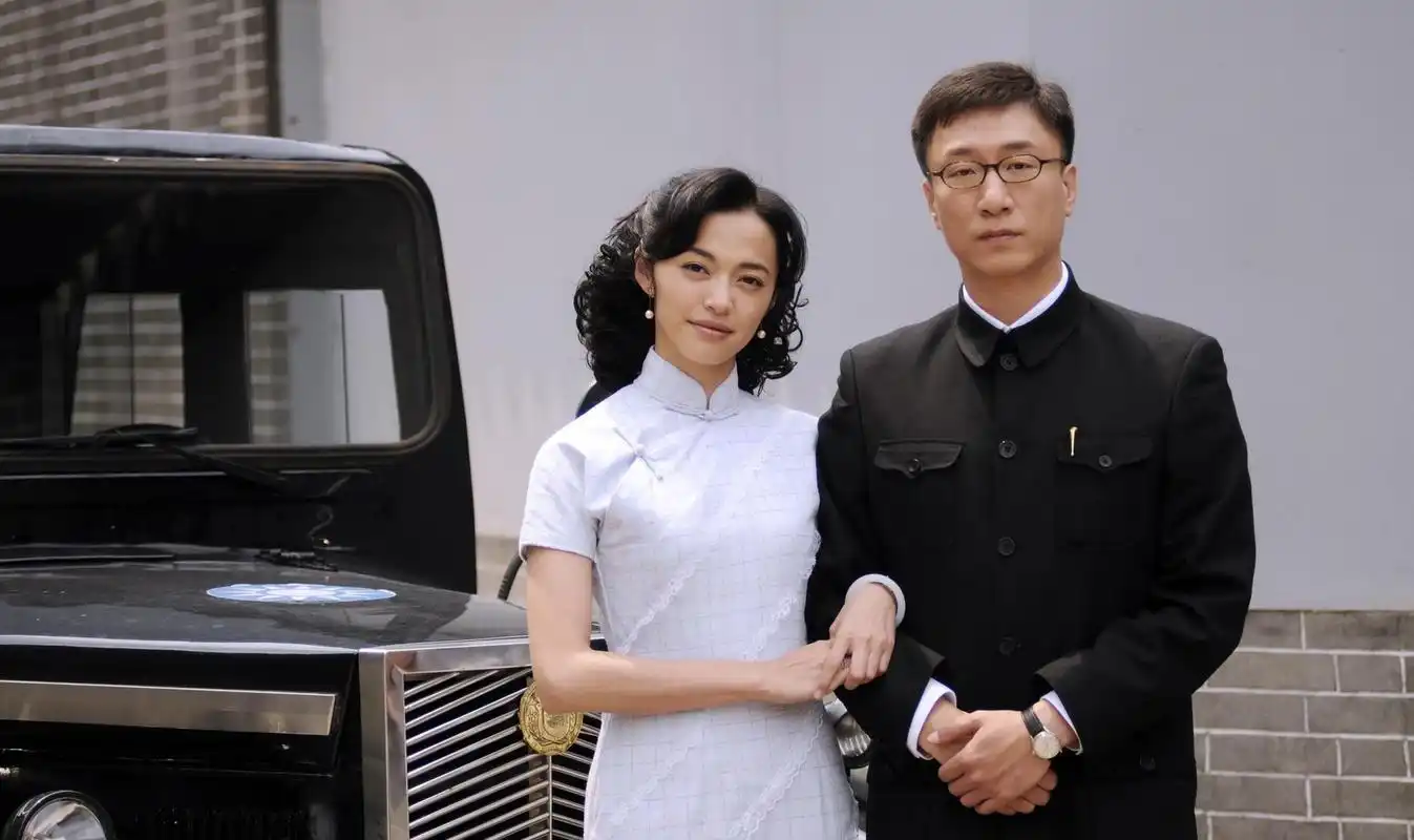 "  电视剧《潜伏》开机拍摄,导演姜伟原本内定男女主角是辛柏青和朱