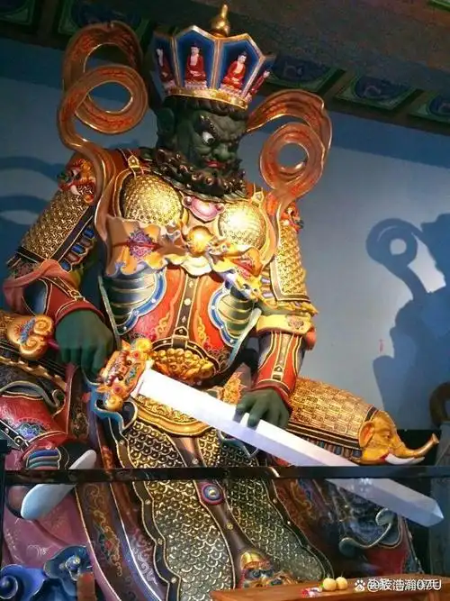 他居住在须弥山的白银埵,身着红色甲胄,威武而庄重.