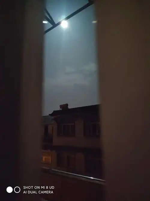 那天晚上透过窗缝看见的月亮