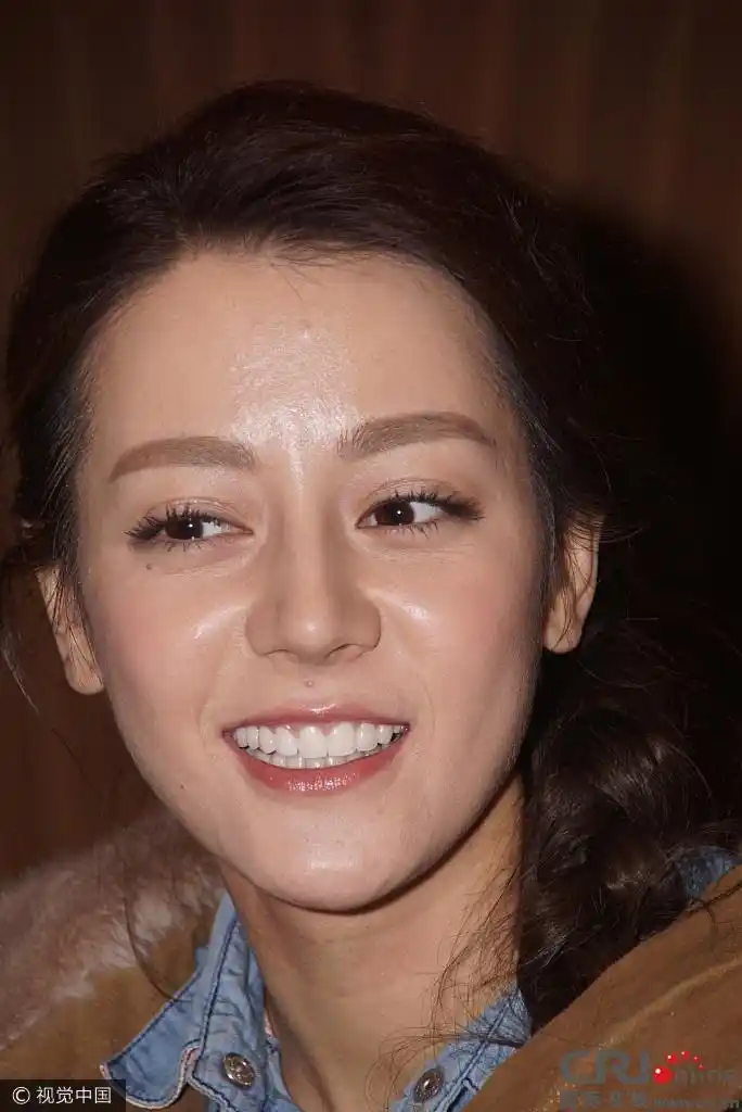 迪丽热巴素颜仍娇美但龇牙大笑出皱纹嘴也歪了