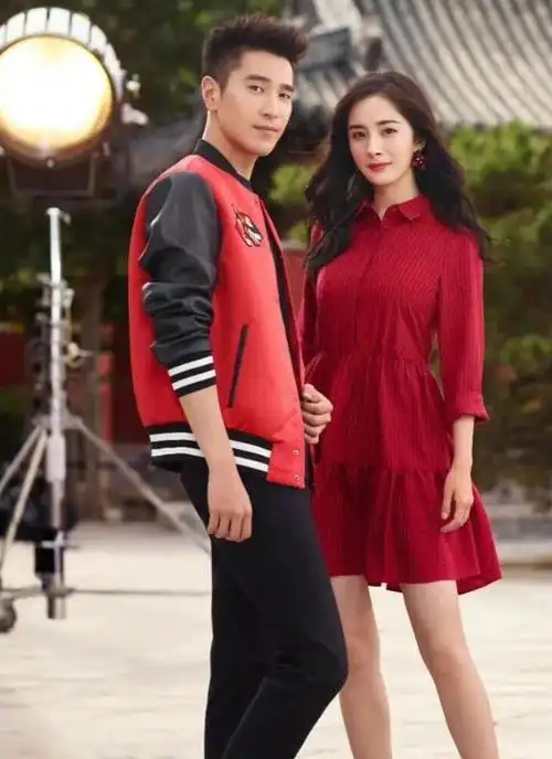 杨幂与赵又廷拍写真,穿红色系"情侣装"挺高级,俊男靓女很般配