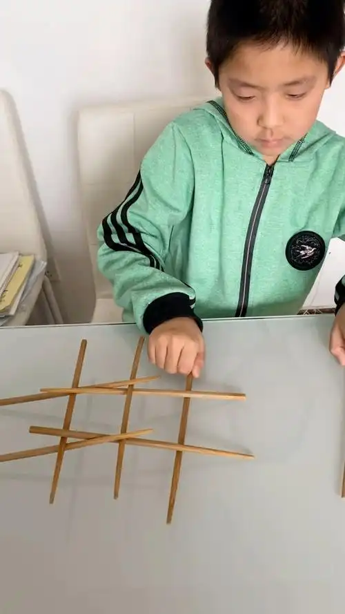 我们也来试试用9根筷子搭一座桥,看看它的承重力如何?04