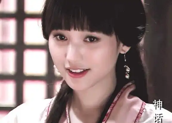 十年很长但她的样貌没有怎么改变,换上和素素一样的妆容和造型,金莎