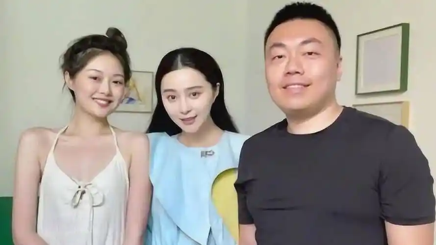 范冰冰与网红晚晚同框02纯素颜皮肤白皙曝光真实颜值