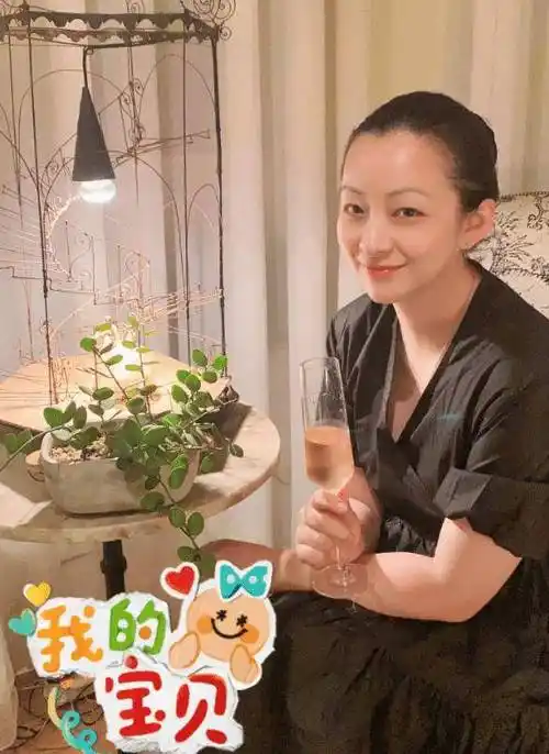 看得出温兆伦对妻子满满的爱意,37岁的赵庭气质自是不必说,丈夫的拍照