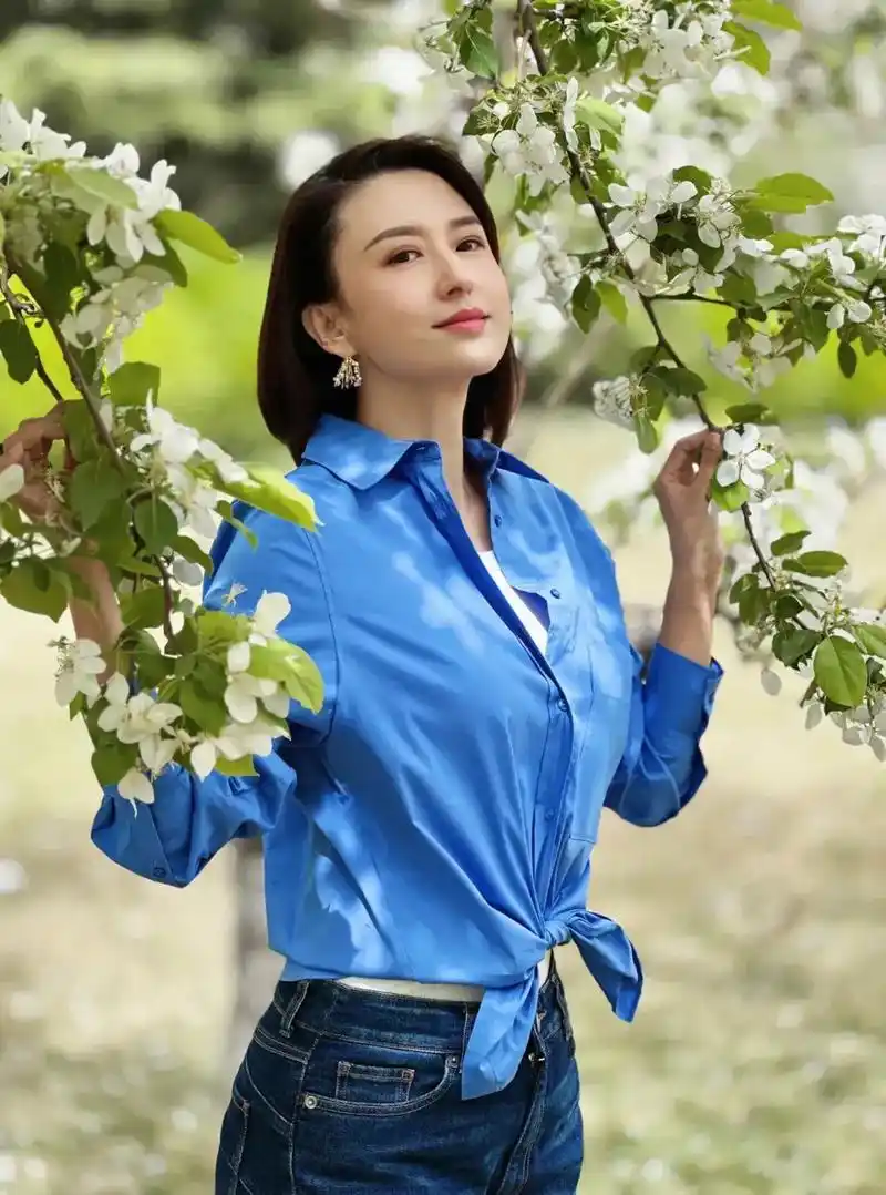 央视主持人张蕾,身穿牛仔裤,蓝衬衫,还有羊毛衫,配羊毛裙,真是太美了!