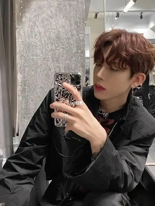 最火#男士发型蝴蝶烫 #男生显白发色推荐:米棕色 奶茶色 灰棕色#男土