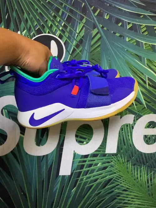 篮球鞋  #nike  鞋边氧化发黄,鞋底还可以,整体成色还不错,有原盒.