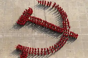 复旦大学生摆"党徽"造型喜迎十八大