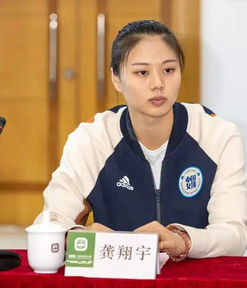 龚翔宇放假也不忘宣传女排精神 低调的她在大合影中站到了最边上