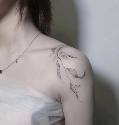 女生肩膀最新纹身图案适合女生的肩部纹身3