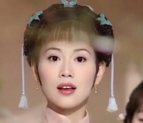陈松伶当年可是tvb的当家花旦,出演过很多脍炙人口的作品,比如说天涯