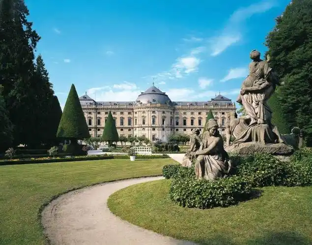 它的宫廷花园同属世界文化遗产的一部分,丝毫不逊色于宫殿本身