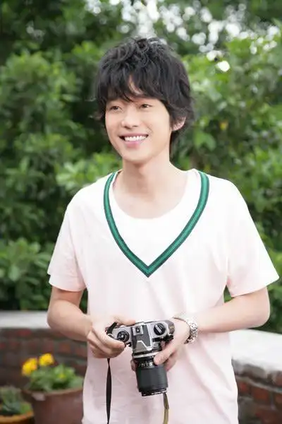 图集张栋梁,1981年11月29日出生于马来西亚沙捞越州古晋市,祖籍福建