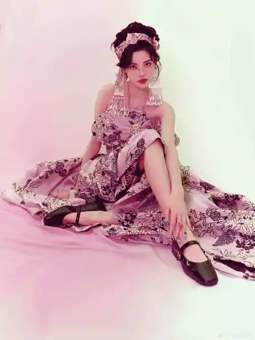 孙珍妮粉色氛围感国风大片##孙珍妮鲜花侠客风帽子