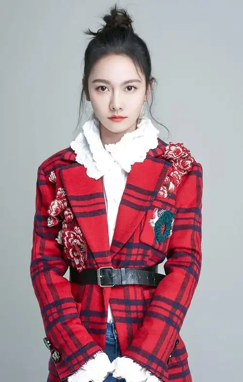 孙骁骁甜美丸子头不一样的感觉