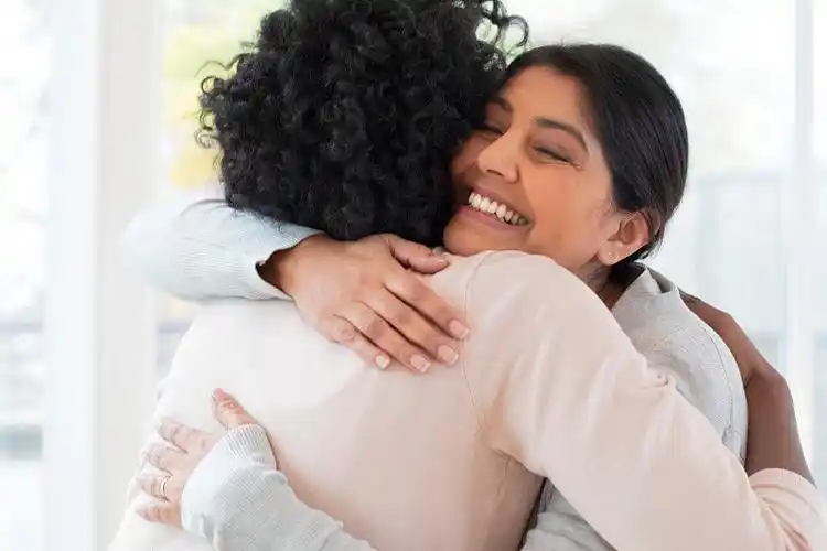 朋友拥抱图片下载