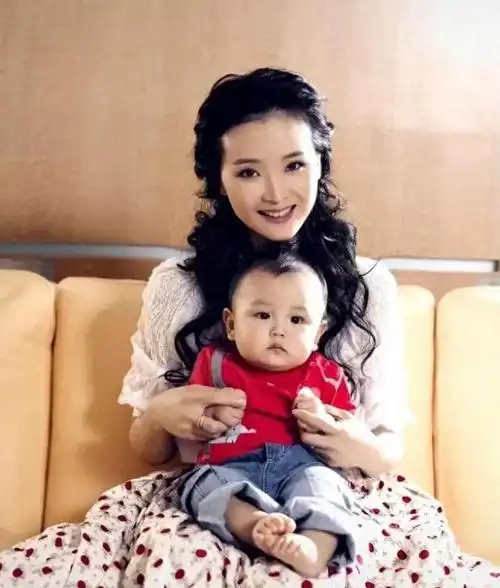 王艳晒与儿子合照,17岁球球身高已超过妈妈,正脸帅气有型|公子哥|娱乐