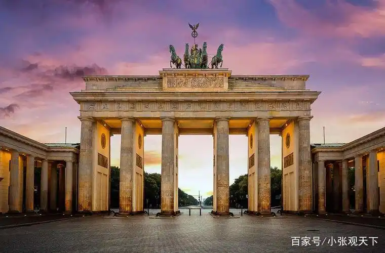 勃兰登堡门位于德国首都柏林的市中心,最初是柏林城墙的一道城门