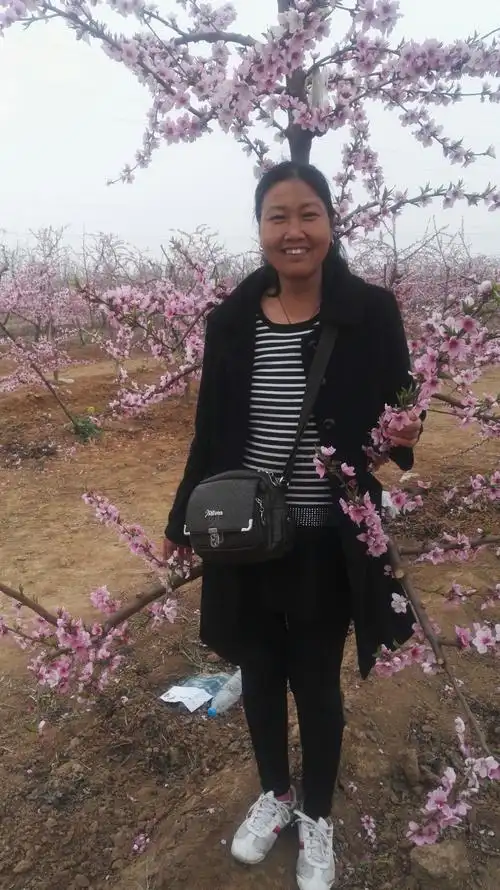 她衣着简单朴实无华,处处流露着沉静典雅善良.