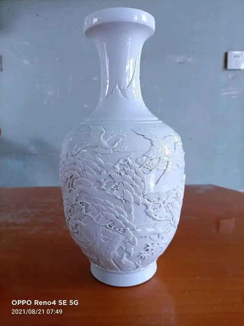 清代雕瓷大师王炳荣精典作品松鹤同春赏瓶.#图文来了  - 抖音