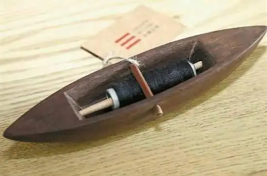 展开全部 这是织布机上的梭子.