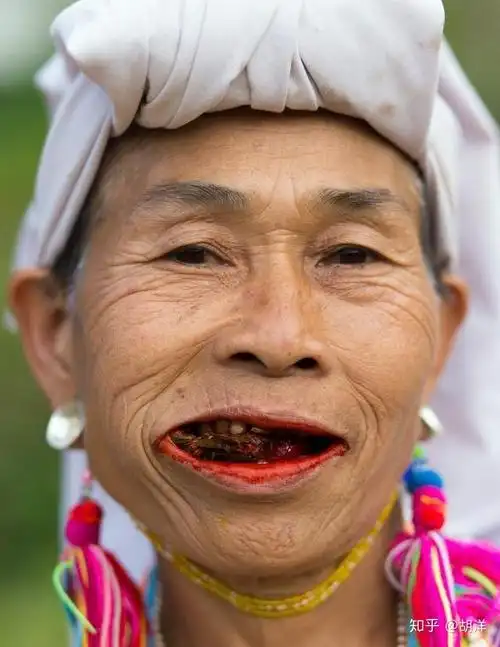 一直不太理解南方人为什么喜欢嚼槟榔,尤其是长期嚼槟榔牙齿黑黑的,极