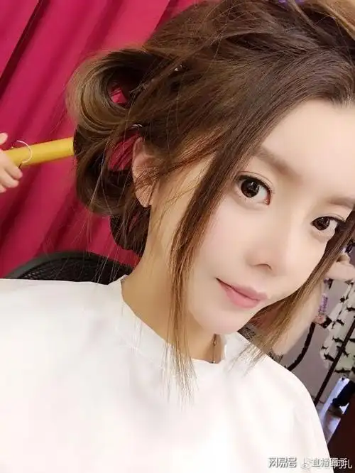 人气主播崔阿扎登男人装粉丝祝线下事业越来越好