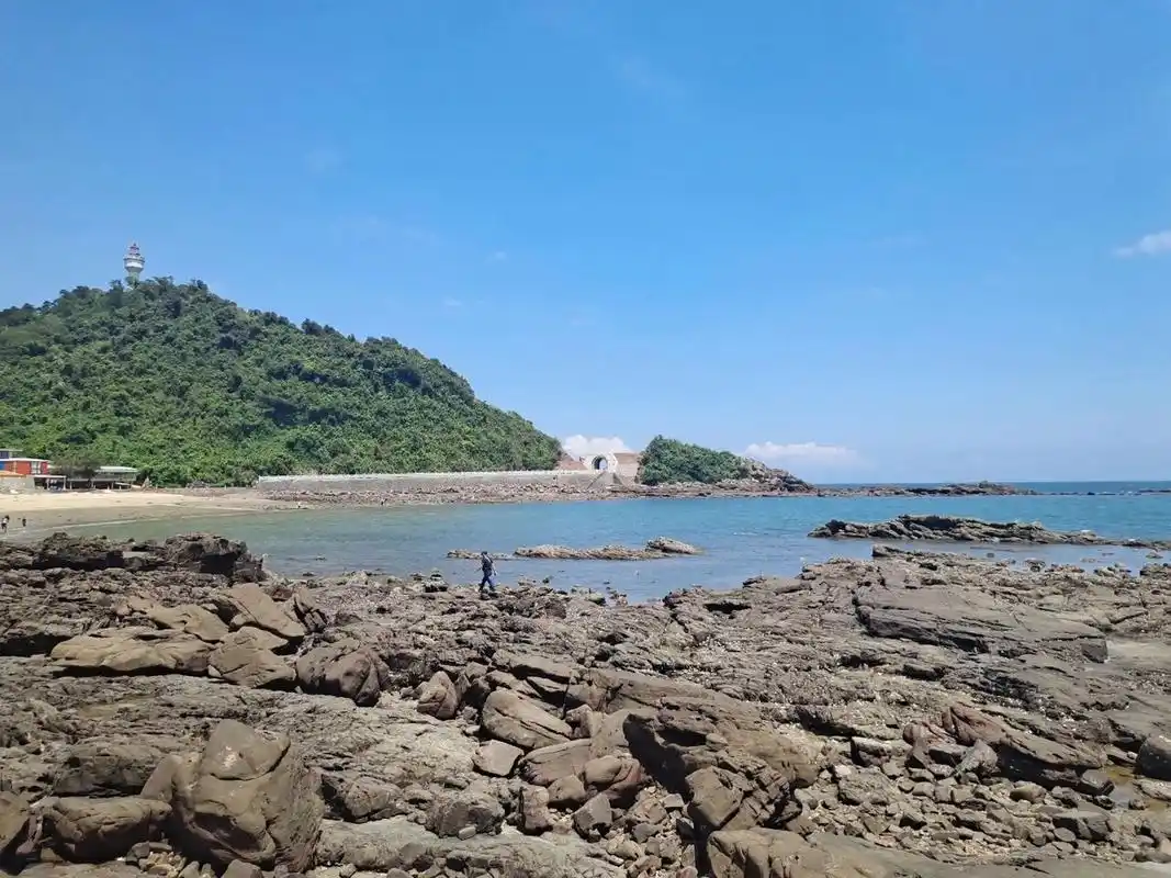 怪石滩位于广西防城港市江山半岛灯架岭前,系海浪常年冲刷岩石而车哪