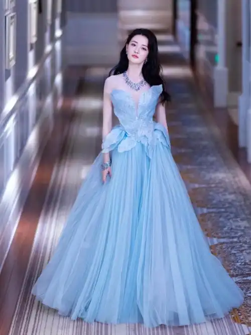 明星同款✨设计感十足的小众蓝色礼服🌊