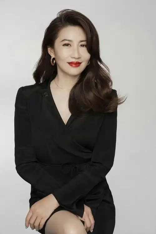 陈炜红唇写真高级感十足 《好好说话》"有秘密的母亲"引热议|倪大红