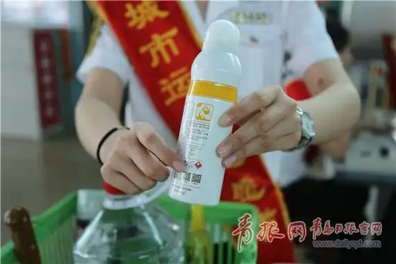 车站安检员指示防晒喷雾的易燃标识.jpg