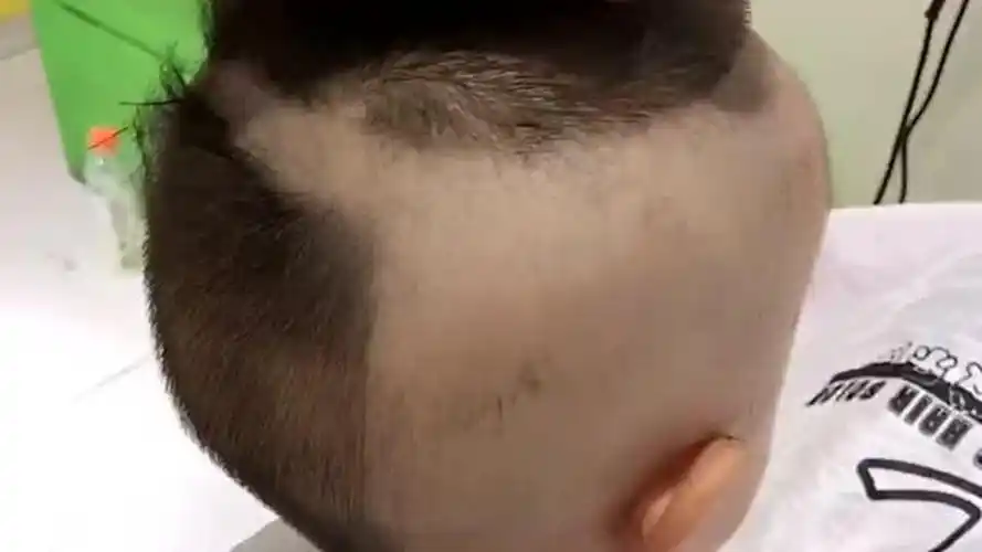 姐姐给儿子设计的发型,头顶上一个爱心的创意,以后不用去理发店了!