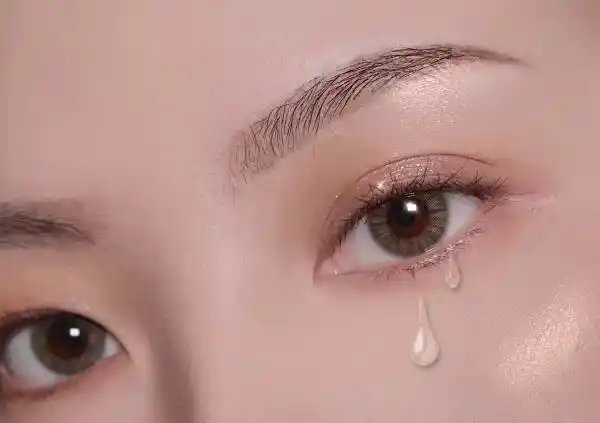 这张图片上的眼泪是用什么软件p上去的,好喜欢,有知道的吗