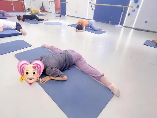 软开976月6日软开记录,横叉可以自己下了,老师会给躺着撕腿,但是