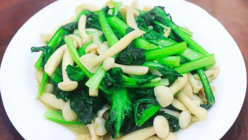厨师长分享白玉菇炒青菜做法,清脆鲜嫩不出水,营养丰富的养生菜