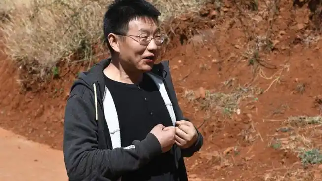 三年前他在大凉山做公益途中坠崖身故,其传记《一束光》近日出版